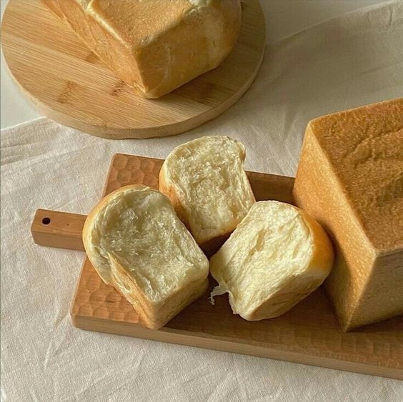 hyunlixology's tweet photo. ‼ STOP EATING BREAD ‼

- a thread to stop u from eating precious bread
(⚠ don't open if your heart is too weak) https://t.co/QAtyguJ3dH