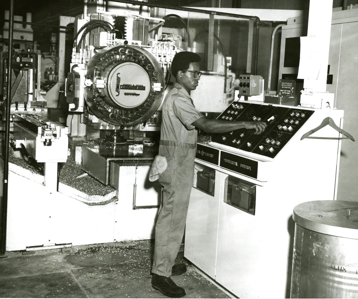 JustCodeCulture's tweet photo. CBI Image o' Day. In 1968 a worker adjusting controls on a console in the Machine Shop at Control Data Corporation's Omaha, Nebraska Plant. #Laborhistory #labor #AfricanAmericanHistory #ControlData #ComputerHistory #Omaha #Nebraska #IThistory https://t.co/ifkgXtJs3t