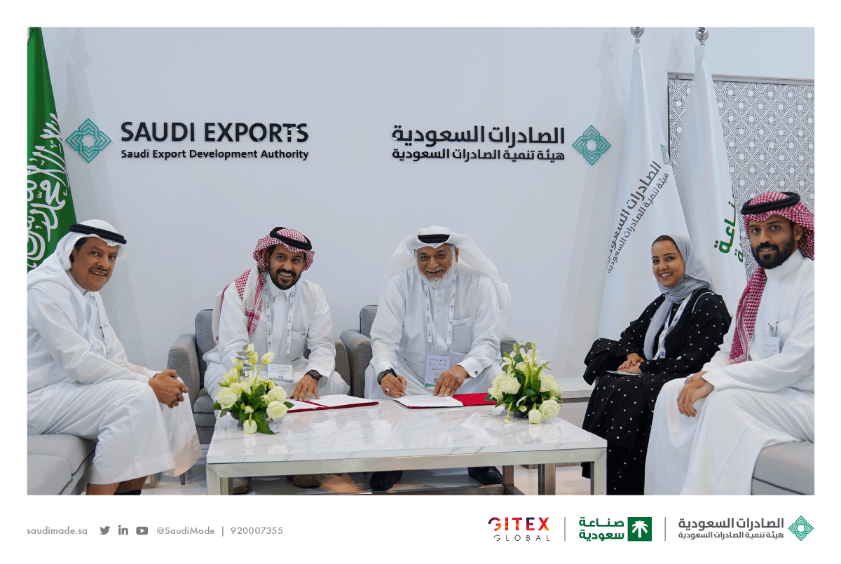 SaudiMade's tweet photo. توقيع اتفاقية تعاون مشتركة بين شركة @kabi_ai السعودية وشركتي "عُمان داتا بارك" و"اتصالكم" البحرينية، وذلك على هامش مشاركتها ضمن جناح #صنع_في_السعودية في معرض #جيتكس 2022.
#GITEXGLOBAL https://t.co/eKIHq2F41S