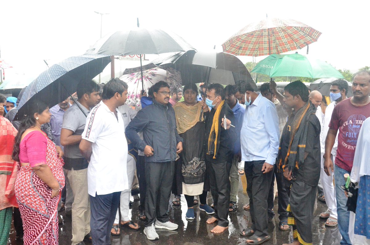 GVMC_VISAKHA's tweet photo. Commissioner GVMC Sri P Rajababu along with Ward Corporator Smt K V Ratna Swathi and ADC Sri V Sanyasi Rao inspected the sanitation activities in Ward 9, Zone 2.

#SwachhSurvekshan2023
#SwachhSurvekshan2023Visakhapatnam 
#RGBcampaignVisakhapatnam 
#VizagSaysNotoPlastic https://t.co/asjLTpqVdo