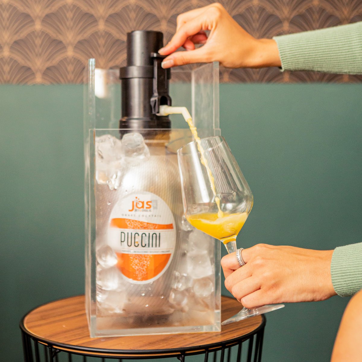 Il #venerdì non è mai stato così delizioso!

👉 Immergi il fusto nel ghiaccio
👉 Spilla il tuo Puccini freschissimo 
👉 Goditi il tuo aperitivo!

• Juicy and Sparkling •

⇒ the-jas.com

#elezioni #JasDrinks #Sparkling #readytodrink