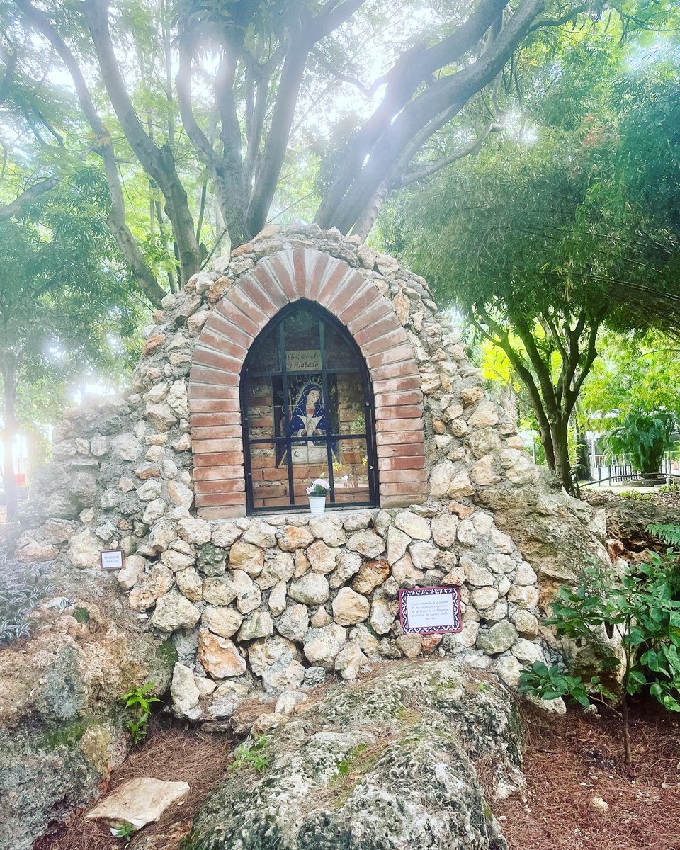jvecinosmsur's tweet photo. En un acogedor rincón por el #centenario de la coronación de la #virgendelaaltagracia encontramos un lugar para recordarla cerca de la explanada de la Nuñez.
#amigosdelparque #marcapais @AlcaldiaDN https://t.co/Hcl3kVTZWX