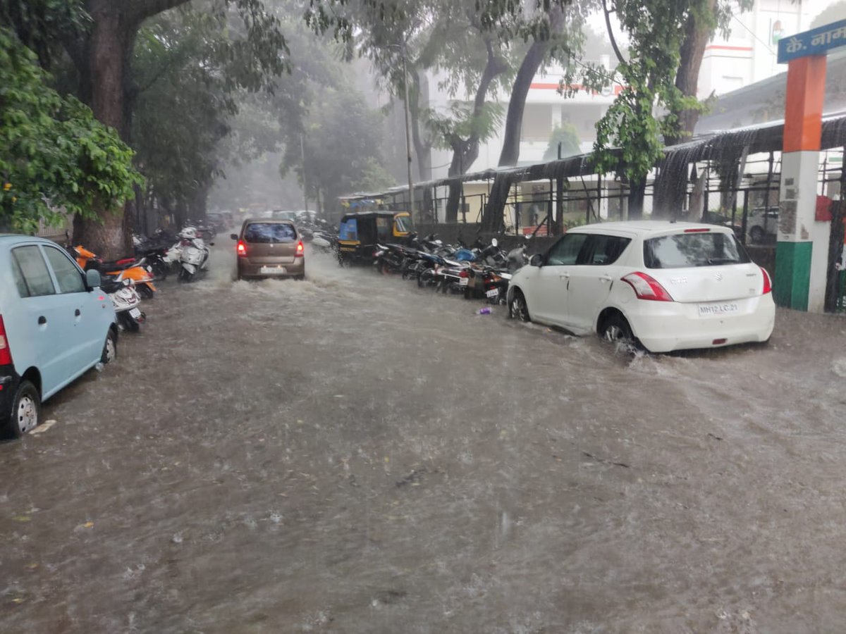 PuneGuide's tweet photo. Heavy rains in Pune; Roads turn into rivers
#punerain #monsoon #pune https://t.co/VpvnQKYoQp