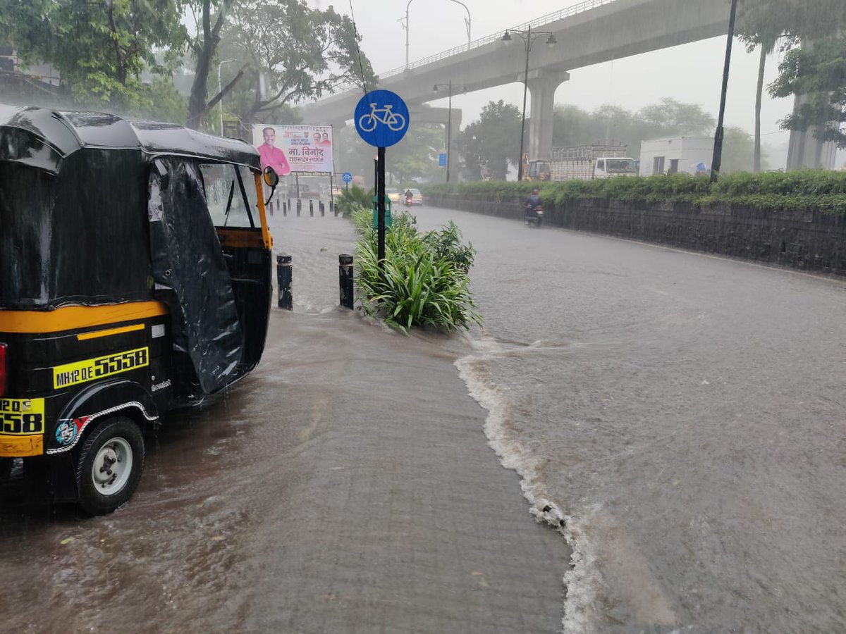 PuneGuide's tweet photo. Heavy rains in Pune; Roads turn into rivers
#punerain #monsoon #pune https://t.co/VpvnQKYoQp