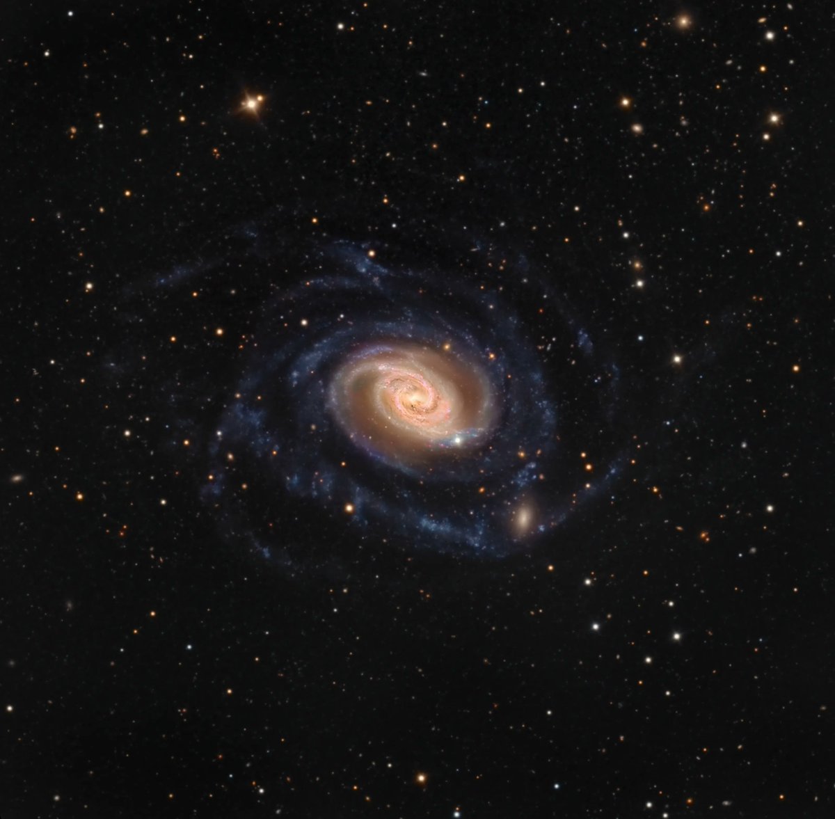 alex_riveiro's tweet photo. Esta bonita galaxia espiral es NGC 289. Está a 70 millones de años-luz y es más grande que la Vía Láctea. La vemos casi de frente, por lo que su estructura se puede observar con mucho detalle. Sus brazos espirales miden más de 100 000 años-luz. Crédito: M. Selby #FelizFinde https://t.co/JTMv7koFAV