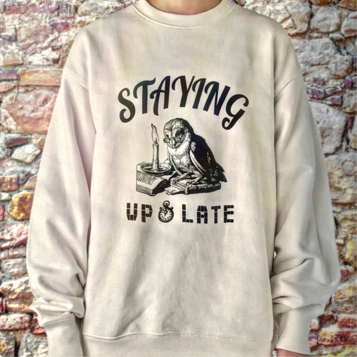 ANTITHE16141170's tweet photo. 夜行性のフクロウに対して『Staying up late（＝夜更かし）』の文字をプリントした遊び心ある一枚です。

★ユニセックス　¥4,171〜

◼️ショップはこちら😃
https://t.co/anFHUodYen

#スウェットコーデ #メンズファッション #ふくろう #古着 https://t.co/dmkunz8Fn3