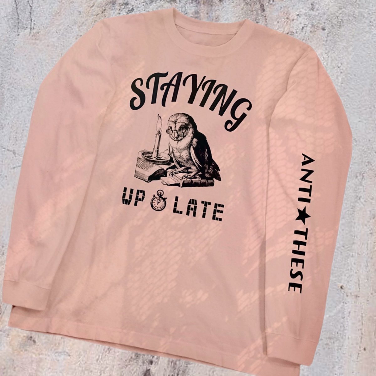ANTITHE16141170's tweet photo. 夜行性のフクロウに対して『Staying up late（＝夜更かし）』の文字をプリントした遊び心ある一枚です。

★ユニセックス　¥4,171〜

◼️ショップはこちら😃
https://t.co/anFHUodYen

#スウェットコーデ #メンズファッション #ふくろう #古着 https://t.co/dmkunz8Fn3