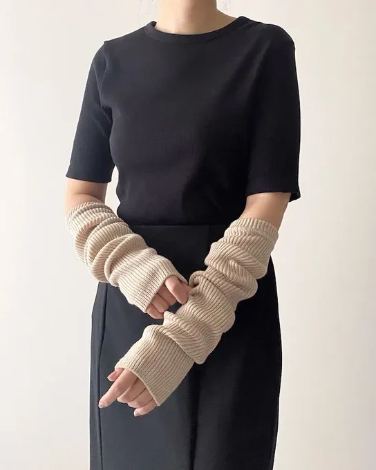 【手放せない】くしゅくしゅ感がかわいいユニクロの「アームウォーマー」オシャレなうえに保温性もバッチリなんです!ユニクロの「アームウォーマー」が超可愛いニットやシャツの袖口から出して、くしゅくしゅっとさせると温かさもオシャレさもUPしちゃいますよ〜! 
