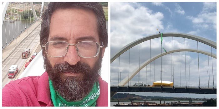 ChenRuiNmsl's tweet photo. 上单日报一手消息：
周四10月13日，在美国Washington DC的i495 3rd环线的Four Passing Bridge上，有人拉标语“fuckjoebiden”抗议拜登政府，被大量警察当场逮捕！主流媒体NBC ABC CNN集体噤声，社交媒体fb ig youtube twitter大量删帖封号！一个自称民主的国家怕人民怕成这样子！美国🇺🇸没救了！ https://t.co/ZWCqQDjto5