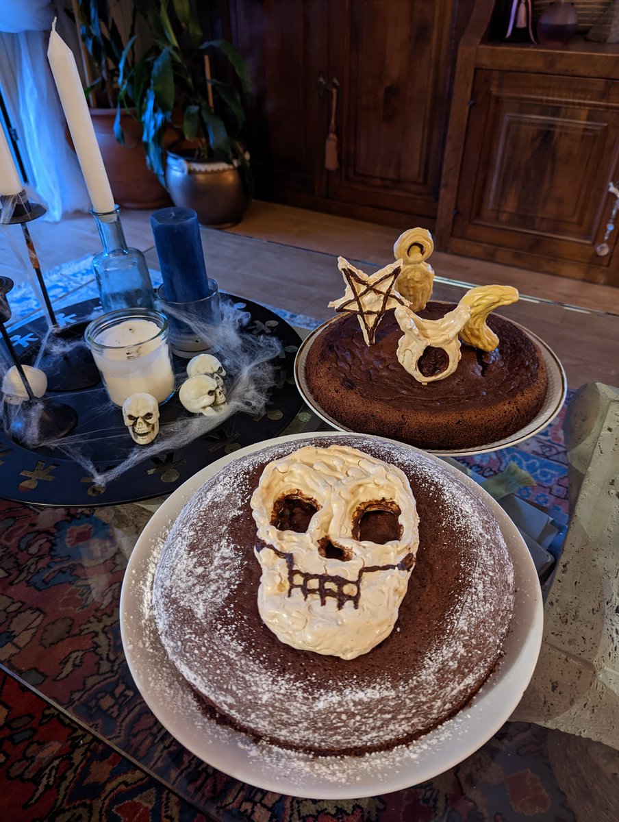 Learning how to make swiss meringues to decorate cakes
With a witchy theme 🔮✨