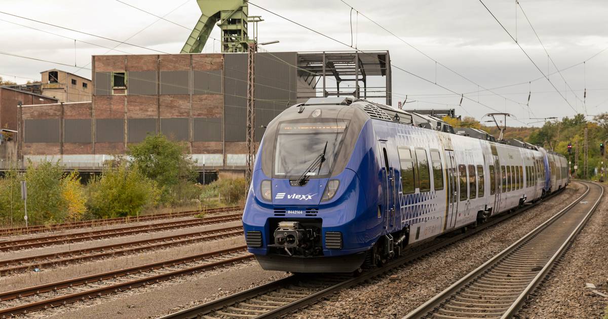 szaktuell's tweet photo. Bahnfahrer im #Saarland müssen sich ab nächsten Montag auf Einschränkungen einrichten. Aufgrund eines erhöhten Krankenstandes werden Zugverbindungen des Anbieters #Vlexx zum Teil eingeschränkt. Welche #Linien betroffen sind.
#bahn
https://t.co/hrz3t4eXIe https://t.co/XNMazVURTu