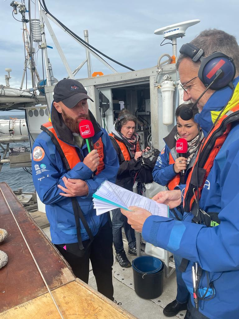 🎙🔴 #artiste en résidence sur Tara
<a href="/Ant1Bert1/">Studio Antoine Bertin</a> a capté des sons à bord de Tara. Il vous explique en direct sur <a href="/LaTacfi/">La Terre au Carré 🌏²</a>🎧