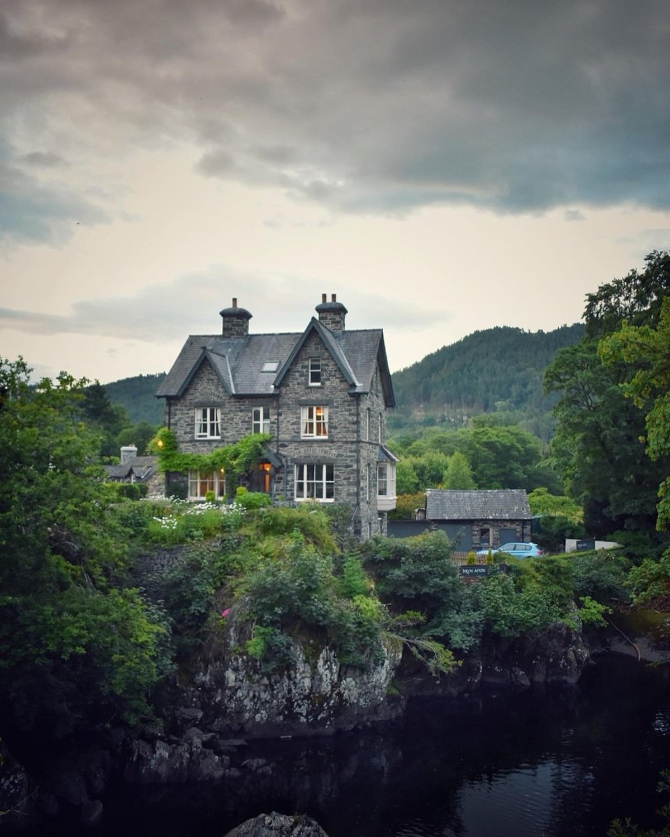Drop a 👍 if you would live in this house 🏡 Use #exploresnowdonia to be featured 📷© @owenwills9