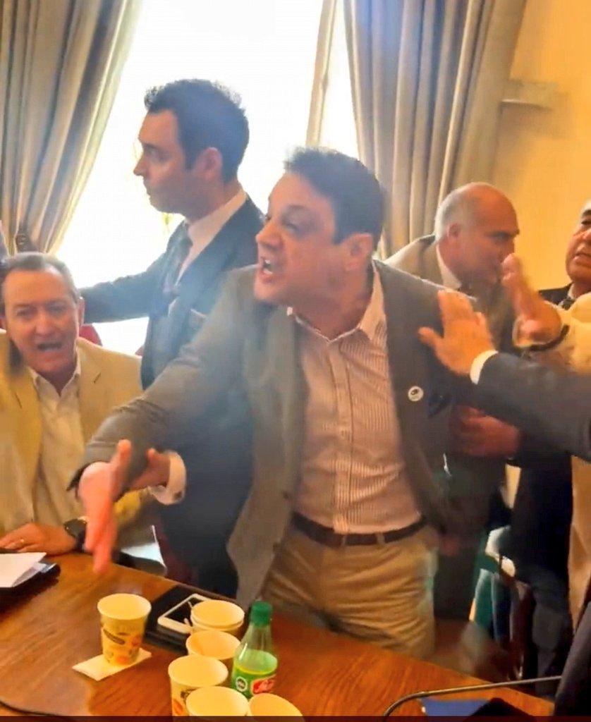Chileokulto's tweet photo. ¡Las rayas estaban aquí, quien se las jaló! 🤣 https://t.co/fOLTFw9iNU