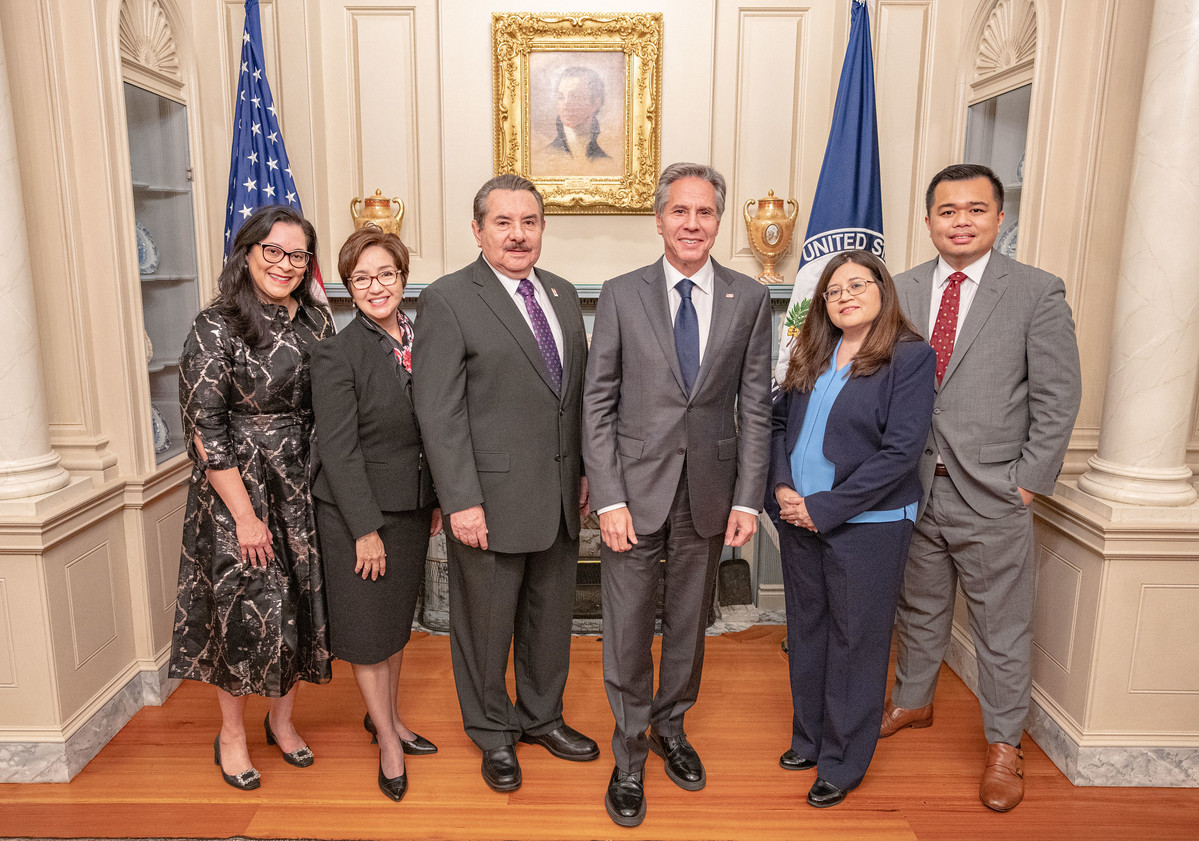 SecBlinken's tweet photo. During #HispanicHeritageMonth, I signed a MOU between @StateDept and @HACUNews. This MOU aims to further encourage international exchange opportunities, promote Department internships and employment, and advance joint interests in the Western Hemisphere. https://t.co/OerWdckoF2