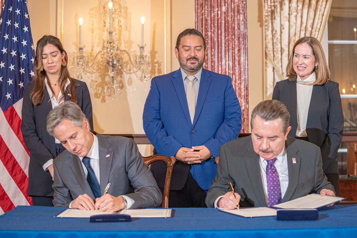 SecBlinken's tweet photo. During #HispanicHeritageMonth, I signed a MOU between @StateDept and @HACUNews. This MOU aims to further encourage international exchange opportunities, promote Department internships and employment, and advance joint interests in the Western Hemisphere. https://t.co/OerWdckoF2
