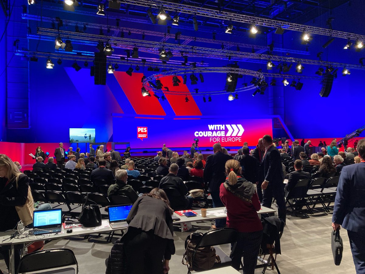 vorwaerts's tweet photo. Die Reihen füllen sich. Gleich startet der #SPE-Kongress. Wir sind für euch live dabei. #MitMut https://t.co/kVibsGmoSL