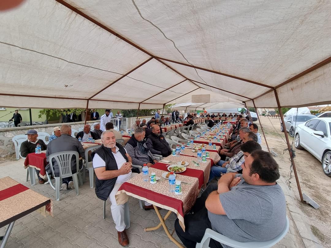 Ramazannkasli's tweet photo. Cerit Köyü Yolumuz Hayırlı Olsun
1-İl Valimiz Sn. Hamza Aydoğdu ve beraberindeki heyeti doğup büyüdüğüm köyüm #Cerit'te misafir ettik.
Köyümüz Yukarı Cerit camisinde cuma namazını eda ettikten sonra köy muhtarımız Yaşar Kaşlı ve köylülerimizle öğle yemeğinde bir araya geldik. https://t.co/I3omWodm8C