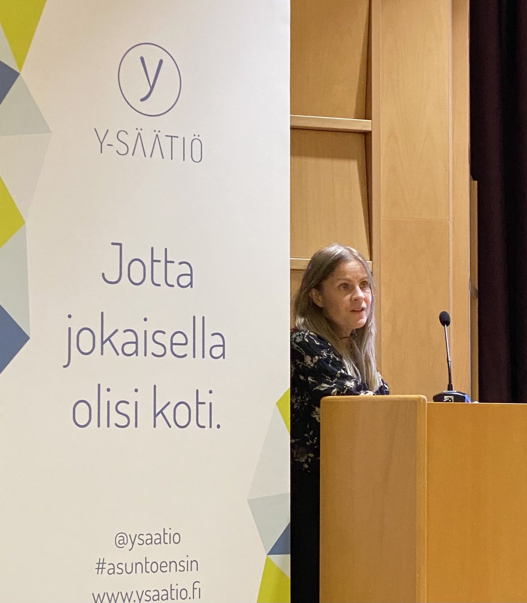 krista_kosonen's tweet photo. Paikastaan siirtäminen voi saada aikaan suurta hätää asunnottomuuden uusiutumisesta. @riikkaperl esittelee SEGRA-hankkeen alustavia tuloksia Valtakunnallisessa Asunnottomuusseminaarissa. https://t.co/D0zChuieIl #ysaatio #asunnottomuus #segra #segregaatio #gentrifikaatio https://t.co/MrpTilpjV5
