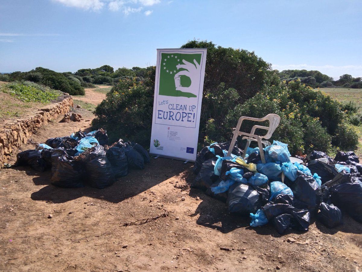 Participam a la jornada <a href="/LetsCleanUpEU/">LCUE</a> de neteja del litoral a Portocolom, amb 400 alumnes del CEIP s'Algar, i a la Punta de n'Amer, amb 70 alumnes de l'IES Manacor. Tots col·laboram a cuidar la nostra costa i els ecosistemes naturals que tants beneficis ens proporcionen.