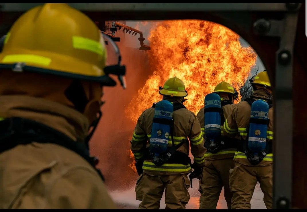 LCdr_KHoop's tweet image. NRU Asterix Helo Crash Rescue Firefighters getting ready at DC school for a worst case scenario! 

#firefighter #Training 

📸 S1 Olm