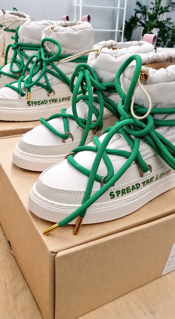 oibel1's tweet photo. some wip shots from my latest work for #inuikii 🤗 a swiss high end shoe brand. its a limited edition of 30 pairs for LODENFREY fashion store in munich, germany💫...i spread the love on every one of the 60 shoes👌🏾
#itsyourdutytospreadlove https://t.co/LOC10oVVs5