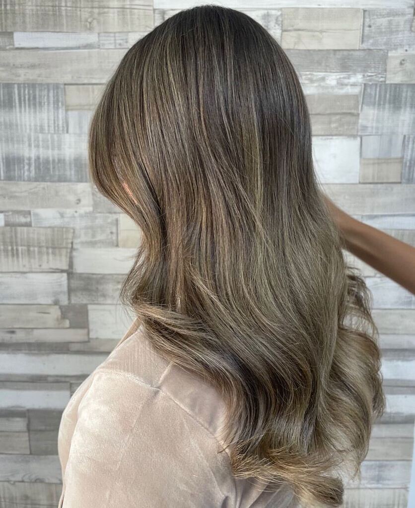 Seamless babylights ✨
.
Babylights by Leonie.
.
To book in for a free consultation & skin test with Leonie ring 02920461191 or you can book online.
.
.
#simonconstantinou 
 #balayage  #cardiffhairdresser #balayagehair #Cardiffhairsalon 
#balayagecardiff #balayageinspo #blond…