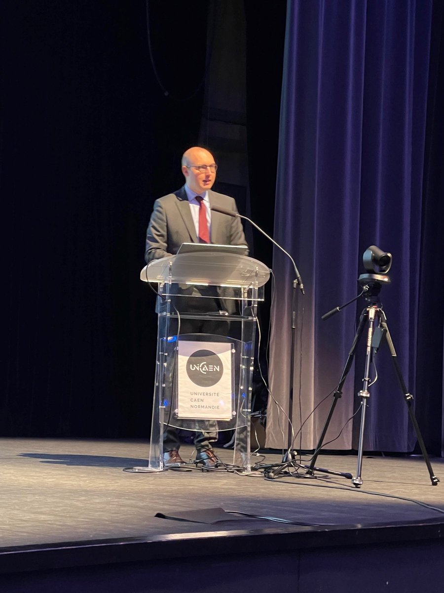 BarreauCaen's tweet photo. ➡ @LaillerNathalie Avocate et Bâtonnière du @BarreauCaen 
➡ @Th_Douville agrégé des facultés de droit,professeur des universités,co-directeur ICReJ @Universite_Caen 
➡ S. ORUS première Présidente de la #CourAppel
➡ JF LAMOUROUX Procureur Général de la #CourAppelCaen
#LNDJCaen https://t.co/m3Hk5Sh4uS