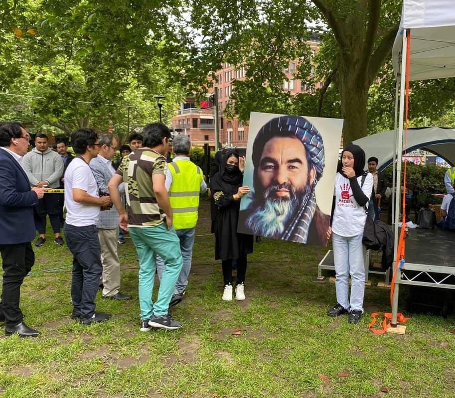 Layeqali20's tweet photo. گرگ ها خوب بداند که درین ایل غریب
گر پدر رفت تفنگ پدری است هنوز   
گرچه مردان قبیله همه گی کشته شدن 
تویی گهواره چوبی پسری است هنوز
#StopHazaraGenocide https://t.co/LpLinGm5DD