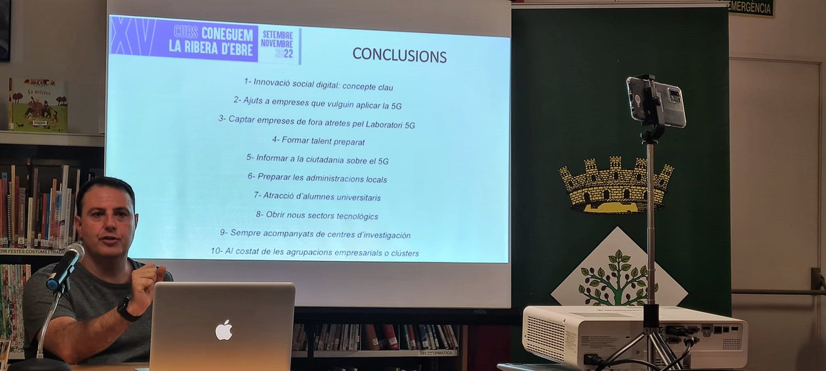 Ahir vespre, l'Albert Pujol ens va fer entendre una mica més la tecnologia 5G. Va parlar-nos de + abast, + velocitat, - consum, baixa latència, + usuaris connectats, + ciberseguretat... I ens va anunciar la nova formació que s'iniciarà el proper curs a l'Institut de Móra d'Ebre.