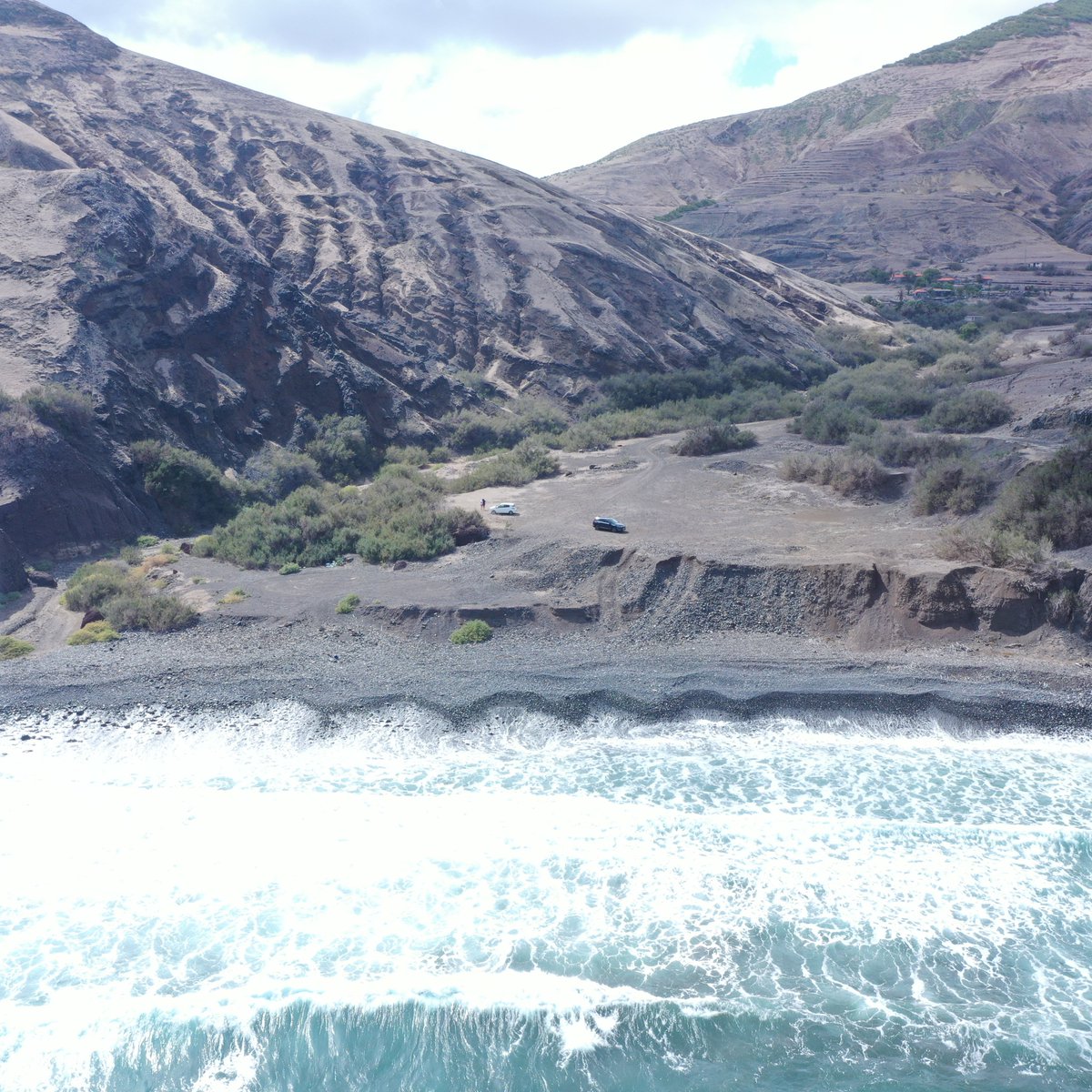 MARE_Madeira's tweet photo. This week our colleagues Sílvia Almeida and Soledad Álvarez were in Porto Santo (islands northeast of Madeira) to conduct fieldwork!
Day 1: Marine litter sampling and drone surveys.
#oceanlit #DRAAC #arditi @MARE_centre @IMPLAMAC #PortoSanto https://t.co/V2C5V6WKBP