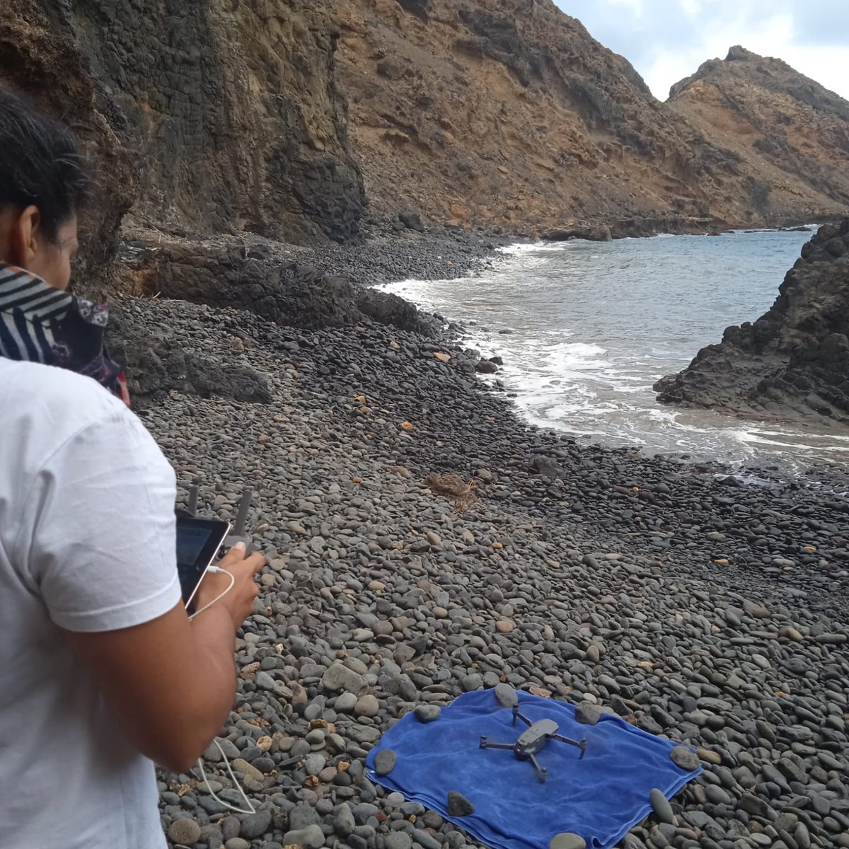 MARE_Madeira's tweet photo. This week our colleagues Sílvia Almeida and Soledad Álvarez were in Porto Santo (islands northeast of Madeira) to conduct fieldwork!
Day 1: Marine litter sampling and drone surveys.
#oceanlit #DRAAC #arditi @MARE_centre @IMPLAMAC #PortoSanto https://t.co/V2C5V6WKBP