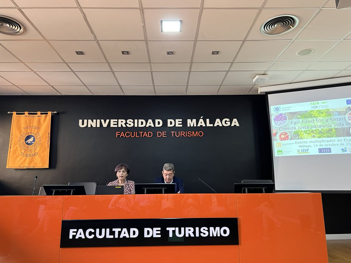 Rsctalent1's tweet photo. Comenzando la jornada sobre el #proyectoeuropeo #ErasmusPlus @FairFoodUMA con la coordinadora @am_castillo y el Decano de la Facultad de Turismo @umaturismo @InfoUMA https://t.co/QRxTY7VfSe