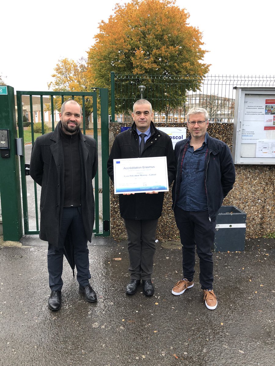 Inauguration de la plaque <a href="/EUErasmusPlus/">Erasmus+</a> par la direction du lycée et de Mr Miquet, coordinateur de ErasmusPlus. <a href="/SepLpo/">SEP.LPO.Mezeray-Gabriel</a>