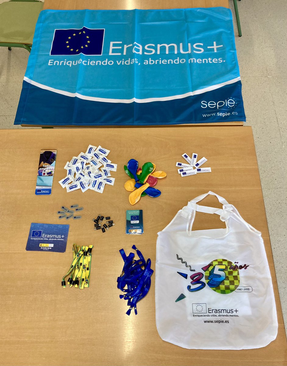 DaF_JVazqu3z's tweet photo. Agradecer al Dpto de Comunicación del @sepiegob el envío de material promocional #ErasmusPlus para la celebración de los #ErasmusDays #ErasmusDays2022 en nuestro centro @ieslasmaretas de #Lanzarote 
#erasmus35 https://t.co/aqZkOagMNE