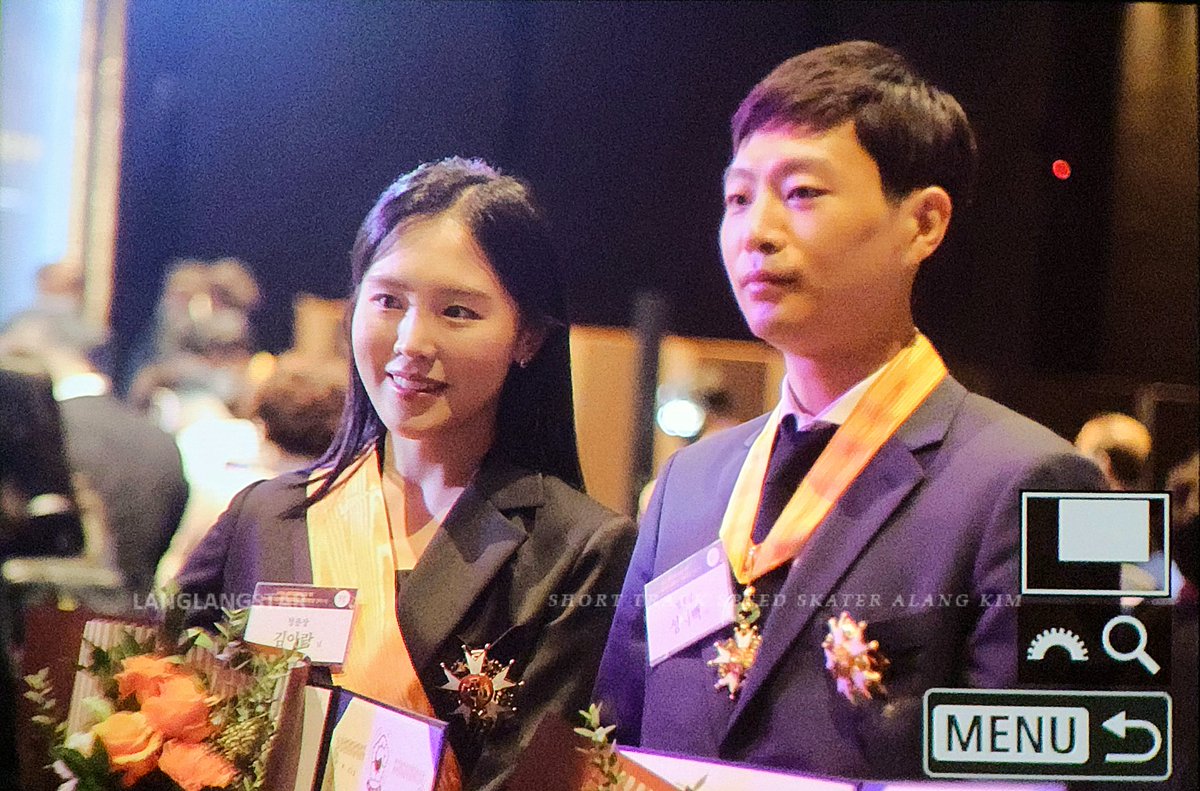 langlangstar822's tweet photo. 221014 성시백 선수와 투샷... 이건 귀하네요 #김아랑 https://t.co/hFeWWH53Op