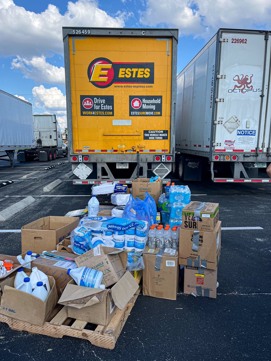 Cleanthisb_up's tweet photo. Second supply drop off at #FortMyers #HurricanIan relief with the Clean This Beach Up Team! FEMA and Ocean Church 💙 https://t.co/x8Ib5A69Ak