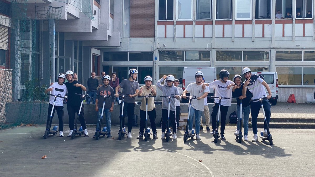 fondunipolis's tweet photo. 🛴 In monopattino più consapevoli e sicuri? Si può!  

165 studenti e studentesse di La Spezia stanno partecipando al progetto ideato da Unipolis e #BITMobility, per riflettere sui rischi e sul corretto utilizzo del mezzo. 

Scopri di più ➡️ https://t.co/Ly43eD8fP3 https://t.co/rTm5c6ac84