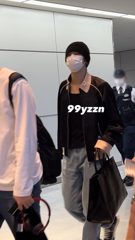 99yzzn's tweet photo. 221014 NRT 입국 🖤彡
#투모로우바이투게더  #TXT           
#TOMORROW_X_TOGETHER
#연준 #YEONJUN #ヨンジュン https://t.co/4FKmIswsHR