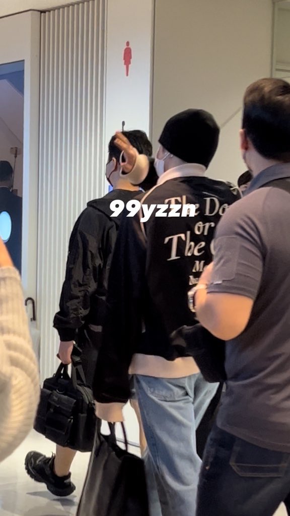 99yzzn's tweet photo. 221014 NRT 입국 🖤彡
#투모로우바이투게더  #TXT           
#TOMORROW_X_TOGETHER
#연준 #YEONJUN #ヨンジュン https://t.co/4FKmIswsHR
