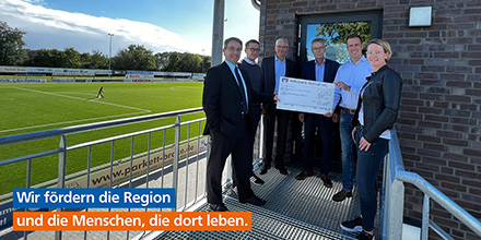 VB_Nottuln's tweet photo. Helmut Kreuznacht und Sven Steingräber durften gemeinsam mit unserem Vorstandsmitglied Martin Herding schon einen Blick in das neue Vereinsheim werfen 👀
Wir freuen uns, das neue Vereinsheim von Adler Buldern mit einer Spende von 10.000 € unterstützen zu dürfen. 💵

#buldern https://t.co/Rs1crOp1tz