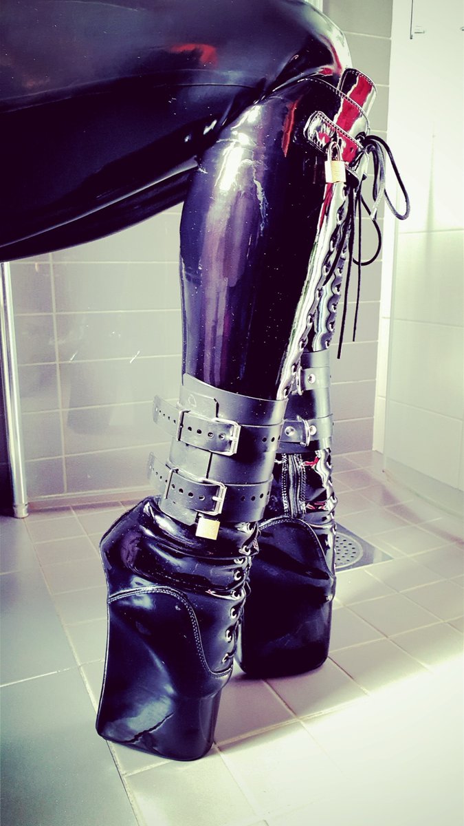 bizarrebeauty1's tweet photo. Seems I have trouble keeping out of the bathroom.
👢https://t.co/C3IqmoqNZg
#latexlife #latexleggings #latexfashion #latexfetish #balletwedges #balletboot #balletbootsfetish #lockedin🔐 #locktober https://t.co/yZOVarzUMI