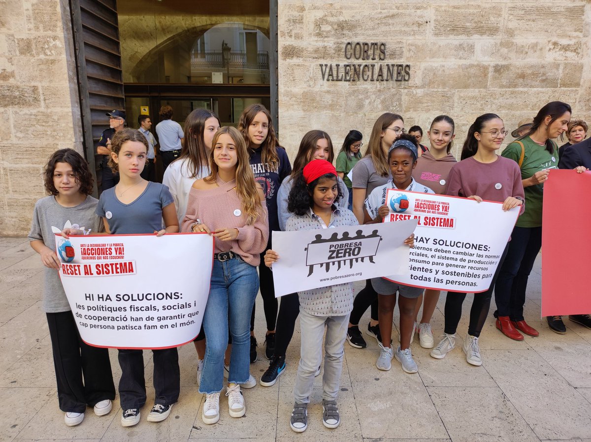 POBRESAZEROCV's tweet photo. Hui estem a Les Corts per a presentar solucions concretes a les desigualtats globals! Volem el compromís dels grups polítics per a implementar-les! Demanem un #ResetAlSistema i sabem com fer-ho! 🌐 https://t.co/xo0XgLvsJA https://t.co/Sd8fPEEkmM