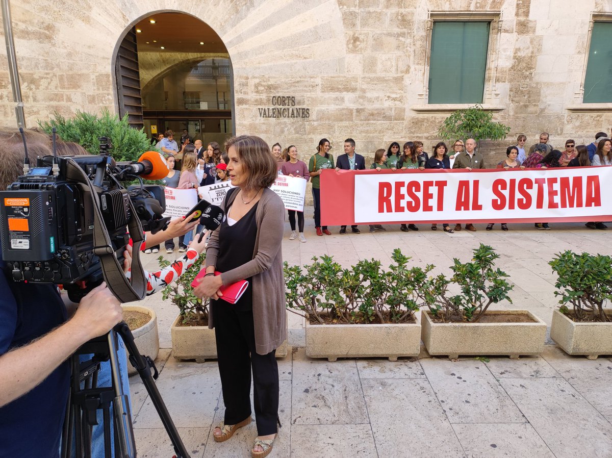 POBRESAZEROCV's tweet photo. Hui estem a Les Corts per a presentar solucions concretes a les desigualtats globals! Volem el compromís dels grups polítics per a implementar-les! Demanem un #ResetAlSistema i sabem com fer-ho! 🌐 https://t.co/xo0XgLvsJA https://t.co/Sd8fPEEkmM