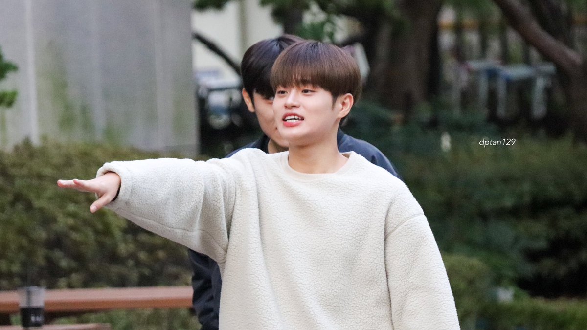 dptan129's tweet photo. 221014 뮤직방크 출근

귀여워 ㅋㅋ

 #이대휘  #박우진  #LEEDAEHWI 
#AB6IX     #에이비식스   #뮤직방크  #musicbank https://t.co/D5ZAYXzYCr