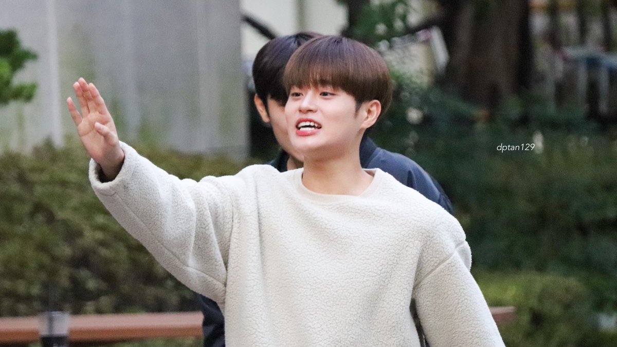 dptan129's tweet photo. 221014 뮤직방크 출근

귀여워 ㅋㅋ

 #이대휘  #박우진  #LEEDAEHWI 
#AB6IX     #에이비식스   #뮤직방크  #musicbank https://t.co/D5ZAYXzYCr