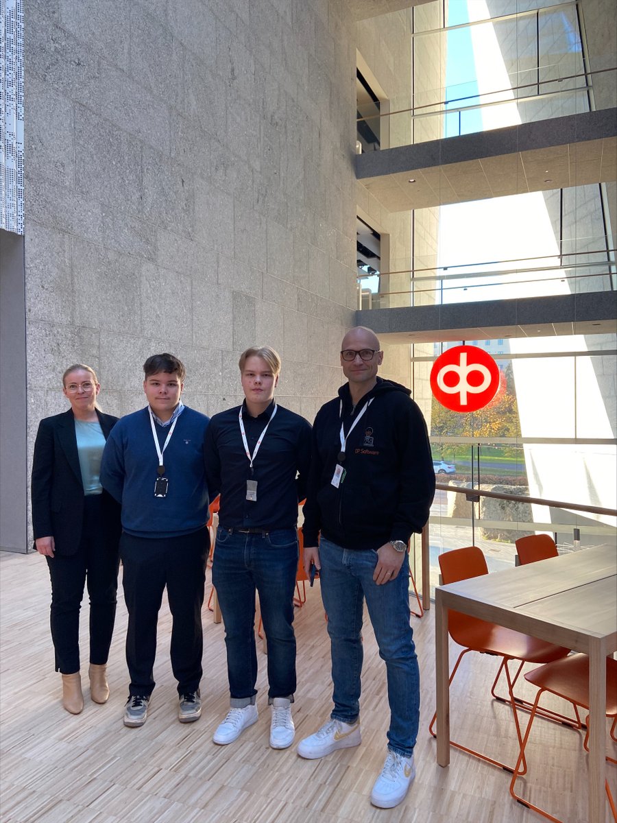 OP_Pohjola's tweet photo. Eilen kaksi nuorta tulevaisuuden tekijää varjosti @Maria_Nymark'ia ja Lauri Aarniota osana @NuoriYrittajyys ry:n #NYJobShadow-päivää.
Päivän aikana nuoret kävivät OP:laisten kanssa keskusteluja johtamisesta ja tämän päivän työelämästä.
Kiitos hienosta päivästä, Jimi ja Eetu! 🧡 https://t.co/4UHkwDnIOV