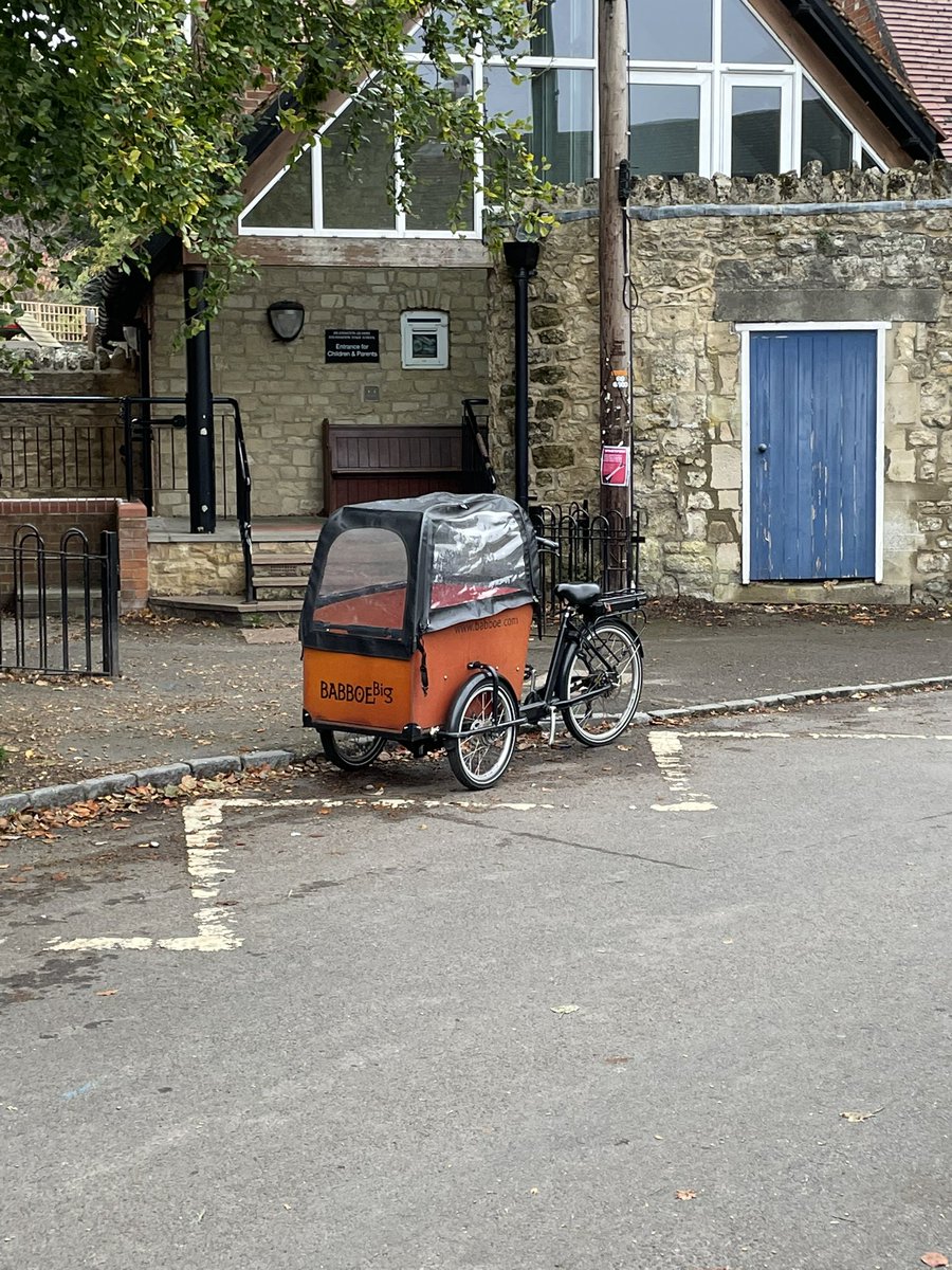 Innkeeper55's tweet photo. @BadlyParkedOx taken on the narrow, dangerous corner outside Headington Quarry Foundation School this morning at drop off time.
#badlyparked #cargobike #badlyparkedcargobike
#oxford
#zigzaglines #noparking https://t.co/aXtBZ3MkBb