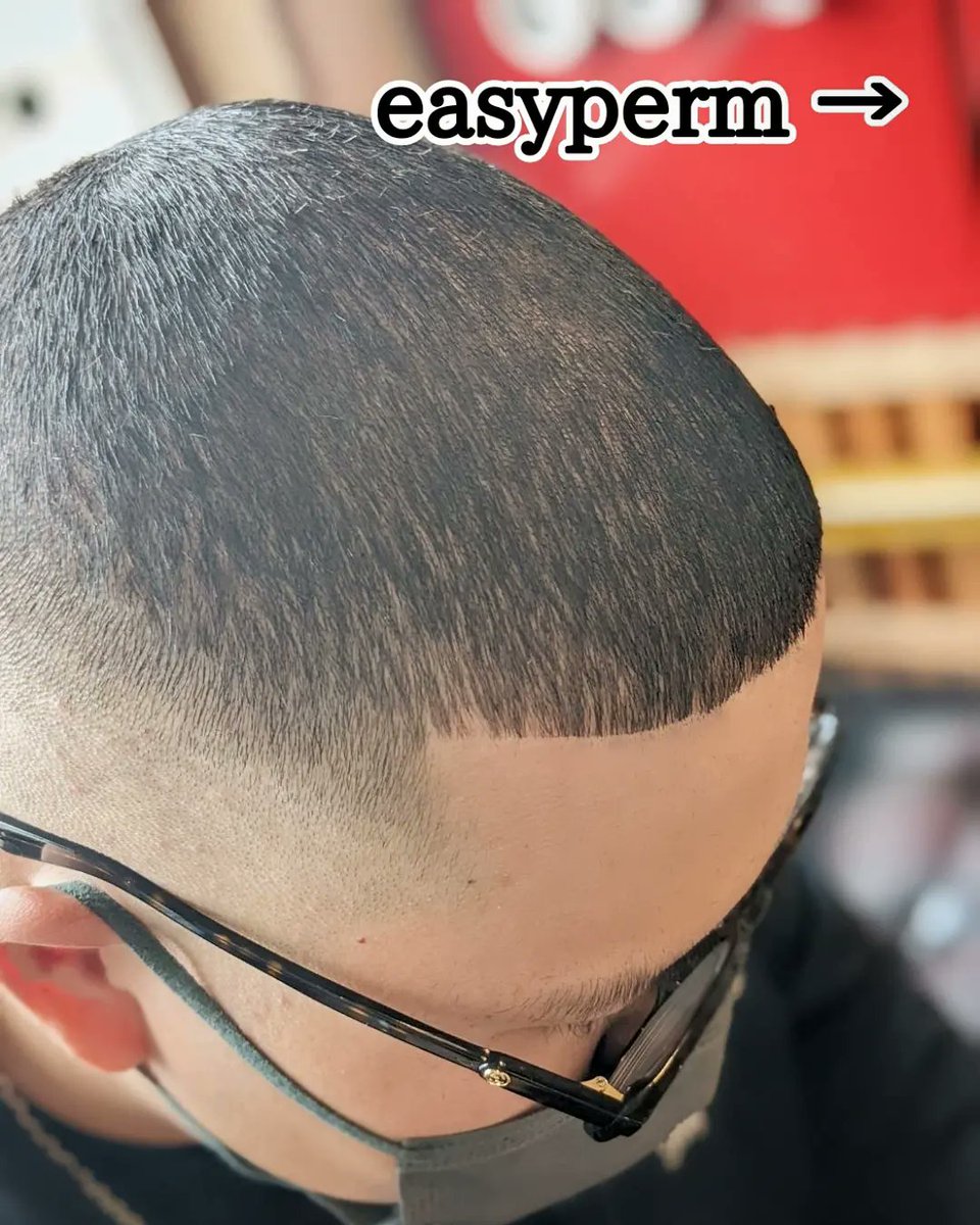 barber_yoshioka's tweet photo. 個性有り easyperm
イージーパーマは施術直後のPIC①の状態から、PIC②の状態へと変化します。髪質が変わったのような感覚・経過を楽しめます。最終形態はまるでバズニグロのようで、理髪師(私)も思わずかっこいいと感じるスタイルです!
#イージーパーマ #easyperm
#スキンフェード #メンズカット https://t.co/j7EELTA7Z1