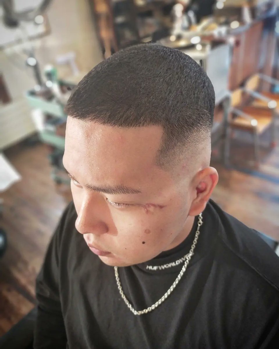 barber_yoshioka's tweet photo. 個性有り easyperm
イージーパーマは施術直後のPIC①の状態から、PIC②の状態へと変化します。髪質が変わったのような感覚・経過を楽しめます。最終形態はまるでバズニグロのようで、理髪師(私)も思わずかっこいいと感じるスタイルです!
#イージーパーマ #easyperm
#スキンフェード #メンズカット https://t.co/j7EELTA7Z1